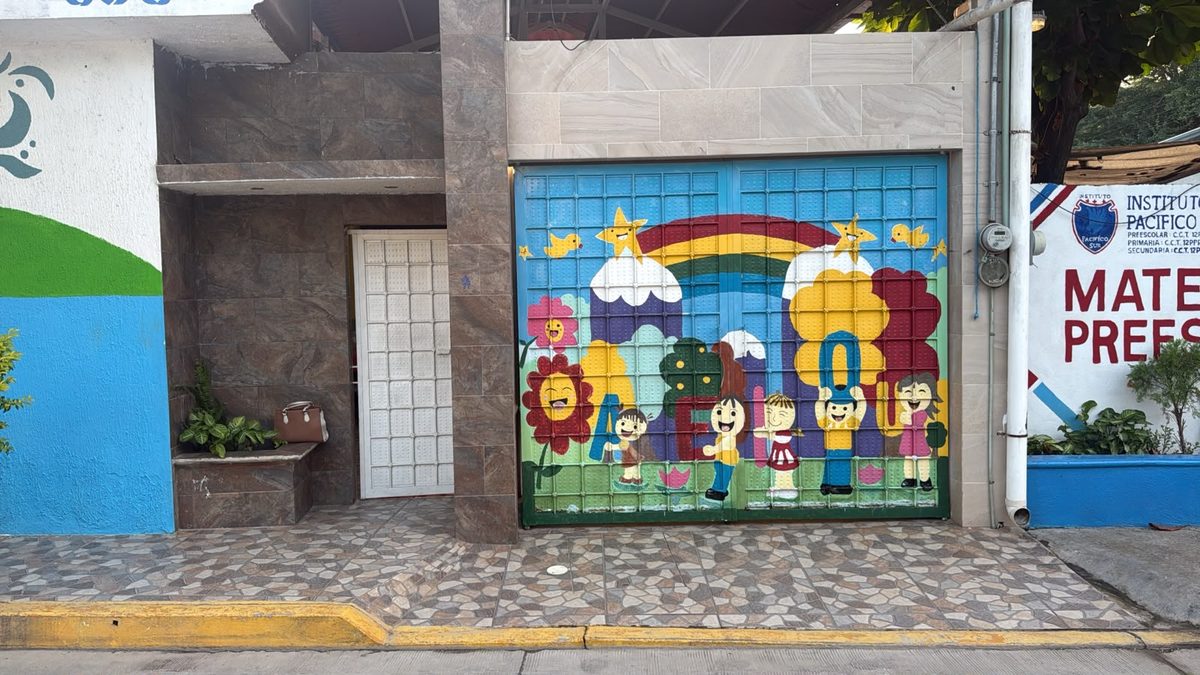 El portón del área de maternal y preescolar